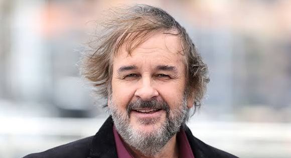 Peter Jackson, Yeni Zelanda sinemasını dünya çapında tanıtan, özellikle Yüzüklerin Efendisi ve Hobbit üçlemeleriyle fantastik sinema tarihine damga vuran yönetmen, yapımcı ve senaristlerden biridir. Ancak onu yalnızca Orta Dünya'nın yaratıcısı olarak tanımlamak, oldukça geniş bir filmografiye sahip olan Jackson'ın kariyerini eksik anlatmak olur.
