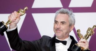 Alfonso Cuarón, çağdaş dünya sinemasının en önemli yönetmenlerinden biri olarak kabul edilen Meksikalı film yönetmeni, senarist, yapımcı ve kurgucudur. Görsel anlatım konusundaki özgün yaklaşımı, uzun planları, güçlü kamera hareketleri ve karakterlerin psikolojisine odaklanan sinema diliyle tanınan Cuarón; hem bağımsız sinemada hem de büyük bütçeli Hollywood yapımlarında kendine özgü üslubunu korumayı başarmıştır.