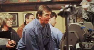 İngiliz sinemasının uzun soluklu yönetmenlerinden Mike Newell, romantik komediden suç dramına, edebiyat uyarlamalarından fantastik maceraya kadar birbirinden farklı türlerde eser veren çok yönlü bir sinemacıdır. Özellikle Dört Nikâh Bir Cenaze, Donnie Brasco, Mona Lisa Gülüşü ve Harry Potter ve Ateş Kadehi gibi filmlerle uluslararası ölçekte tanınan Newell, kariyeri boyunca hem İngiliz sinemasında hem de Hollywood'da önemli projelere imza atmıştır.