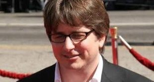 Michael Goldenberg, Hollywood'un farklı türlerde eser veren senaristleri arasında yer alan Amerikalı bir yazar, oyun yazarı ve yönetmendir. Özellikle Harry Potter ve Zümrüdüanka Yoldaşlığı filminin senaryosunu kaleme almasıyla dünya çapında tanınan Goldenberg, kariyerini yalnızca fantastik sinemayla sınırlamamış; romantik dram, bilim kurgu, macera ve süper kahraman türlerinde de çalışmalar gerçekleştirmiştir.
