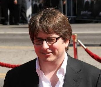Michael Goldenberg, Hollywood'un farklı türlerde eser veren senaristleri arasında yer alan Amerikalı bir yazar, oyun yazarı ve yönetmendir. Özellikle Harry Potter ve Zümrüdüanka Yoldaşlığı filminin senaryosunu kaleme almasıyla dünya çapında tanınan Goldenberg, kariyerini yalnızca fantastik sinemayla sınırlamamış; romantik dram, bilim kurgu, macera ve süper kahraman türlerinde de çalışmalar gerçekleştirmiştir.
