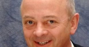 Sinema dünyasında yönetmenler ve oyuncular kadar görünür olmayan, ancak büyük yapımların ortaya çıkmasında kritik görevler üstlenen isimler vardır. David Barron da bu isimlerden biridir. İngiliz film yapımcısı, özellikle dünya çapında milyonlarca izleyiciye ulaşan Harry Potter film serisinin yapım ekibindeki çalışmalarıyla tanınır. Bununla birlikte Barron'ın kariyeri yalnızca Hogwarts dünyasıyla sınırlı değildir.