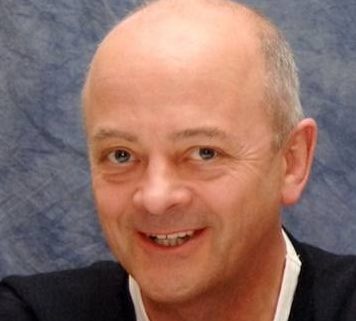 Sinema dünyasında yönetmenler ve oyuncular kadar görünür olmayan, ancak büyük yapımların ortaya çıkmasında kritik görevler üstlenen isimler vardır. David Barron da bu isimlerden biridir. İngiliz film yapımcısı, özellikle dünya çapında milyonlarca izleyiciye ulaşan Harry Potter film serisinin yapım ekibindeki çalışmalarıyla tanınır. Bununla birlikte Barron'ın kariyeri yalnızca Hogwarts dünyasıyla sınırlı değildir.