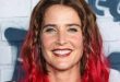 Cobie Smulders, özellikle How I Met Your Mother dizisindeki Robin Scherbatsky karakteri ve Marvel Sinematik Evreni'nde canlandırdığı Maria Hill rolüyle dünya çapında tanınan Kanadalı oyuncudur. Televizyon komedisinden aksiyon ve süper kahraman yapımlarına uzanan kariyeri boyunca farklı türlerde karakterlere hayat veren Smulders, güçlü ekran duruşu ve doğal oyunculuk tarzıyla dikkat çekmiştir.