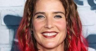 Cobie Smulders, özellikle How I Met Your Mother dizisindeki Robin Scherbatsky karakteri ve Marvel Sinematik Evreni'nde canlandırdığı Maria Hill rolüyle dünya çapında tanınan Kanadalı oyuncudur. Televizyon komedisinden aksiyon ve süper kahraman yapımlarına uzanan kariyeri boyunca farklı türlerde karakterlere hayat veren Smulders, güçlü ekran duruşu ve doğal oyunculuk tarzıyla dikkat çekmiştir.