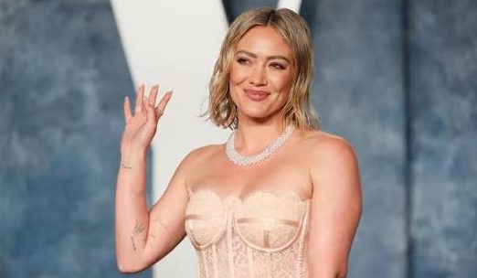 Hilary Duff, oyunculuk, şarkıcılık, yapımcılık ve yazarlık alanlarında çalışmalar gerçekleştirmiş Amerikalı sanatçıdır. 1987 yılında dünyaya gelen Duff, özellikle Disney Channel'da yayımlanan Lizzie McGuire dizisindeki başrolüyle genç yaşta dünya çapında tanınmıştır. Televizyondaki bu başarısının ardından sinemaya yönelen sanatçı; A Cinderella Story, Cheaper by the Dozen, Raise Your Voice, The Perfect Man ve Material Girls gibi filmlerde rol almıştır.