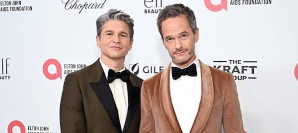 Neil Patrick Harris, oyunculuk, komedi, sunuculuk ve müzikal performans alanlarında tanınan Amerikalı sanatçıdır. Çocuk yaşta başladığı oyunculuk kariyerini yetişkinlik döneminde yeniden şekillendirmeyi başaran Harris, özellikle Doogie Howser, M.D., How I Met Your Mother ve A Series of Unfortunate Events gibi televizyon yapımlarıyla geniş kitlelere ulaşmıştır. Sinemada ise Starship Troopers, Harold & Kumar Go to White Castle, The Smurfs ve Gone Girl gibi farklı türlerdeki filmlerde rol almıştır.