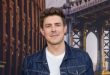 Chris Lowell, özellikle televizyon dizilerindeki başarılı performanslarıyla tanınan Amerikalı oyuncu, yönetmen ve yapımcıdır. 17 Ekim 1984 tarihinde Atlanta, Georgia'da dünyaya gelen Lowell, oyunculuk kariyerinde farklı türlerdeki yapımlarda rol alarak geniş bir izleyici kitlesine ulaşmıştır. Kariyerinin ilk dönemlerinde gençlik dizileriyle dikkat çeken oyuncu, ilerleyen yıllarda komedi, drama ve romantik yapımlarda daha çeşitli karakterleri canlandırmıştır.