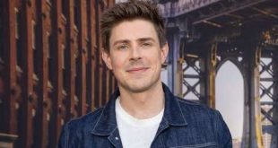 Chris Lowell, özellikle televizyon dizilerindeki başarılı performanslarıyla tanınan Amerikalı oyuncu, yönetmen ve yapımcıdır. 17 Ekim 1984 tarihinde Atlanta, Georgia'da dünyaya gelen Lowell, oyunculuk kariyerinde farklı türlerdeki yapımlarda rol alarak geniş bir izleyici kitlesine ulaşmıştır. Kariyerinin ilk dönemlerinde gençlik dizileriyle dikkat çeken oyuncu, ilerleyen yıllarda komedi, drama ve romantik yapımlarda daha çeşitli karakterleri canlandırmıştır.
