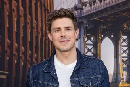 Chris Lowell, özellikle televizyon dizilerindeki başarılı performanslarıyla tanınan Amerikalı oyuncu, yönetmen ve yapımcıdır. 17 Ekim 1984 tarihinde Atlanta, Georgia'da dünyaya gelen Lowell, oyunculuk kariyerinde farklı türlerdeki yapımlarda rol alarak geniş bir izleyici kitlesine ulaşmıştır. Kariyerinin ilk dönemlerinde gençlik dizileriyle dikkat çeken oyuncu, ilerleyen yıllarda komedi, drama ve romantik yapımlarda daha çeşitli karakterleri canlandırmıştır.