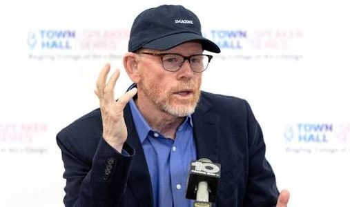 Ron Howard, çocuk yaşta başladığı oyunculuk kariyerini zamanla yönetmenlik, yapımcılık ve belgesel sinemacılığıyla genişleten, Hollywood'un en uzun soluklu kariyerlerinden birine sahip Amerikalı sanatçılardan biridir. 1 Mart 1954'te Oklahoma eyaletinin Duncan kentinde dünyaya gelen Howard, kamera karşısında tanınan bir çocuk yıldızken kamera arkasında kendisini geliştirmiş ve ilerleyen yıllarda Oscar ödüllü bir yönetmen konumuna ulaşmıştır.