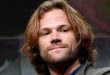 Jared Padalecki, özellikle Supernatural dizisindeki Sam Winchester ve Walker dizisindeki Cordell Walker rolleriyle dünya çapında tanınan Amerikalı oyuncudur. Uzun yıllara yayılan kariyerinde televizyon dizileri ağırlıklı olmak üzere sinema filmlerinde de rol alan Padalecki, gençlik yapımlarından korkuya, fantastik dramadan aksiyona kadar farklı türlerde karakterler canlandırmıştır.