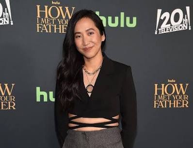 Amerikalı komedyen ve oyuncu Tien Tran, özellikle televizyon komedisi alanındaki başarılı çalışmalarıyla tanınan çok yönlü sanatçılardan biridir. Sahne komedisi, oyunculuk, senaristlik ve seslendirme gibi farklı alanlarda üretim yapan Tran, kariyerinin önemli bölümünü doğaçlama ve skeç komedisi geleneği içerisinde şekillendirmiştir. Geniş izleyici kitlesinin dikkatini ise How I Met Your Father dizisinde canlandırdığı Ellen Gilbert karakteriyle çekmiştir.