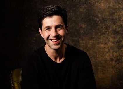 Josh Peck, çocuk yaşlarda başladığı sanat kariyerini yetişkinlik dönemine taşıyan Amerikalı oyuncu, komedyen ve dijital içerik üreticisidir. Özellikle Nickelodeon ekranlarında yayınlanan Drake & Josh dizisindeki Josh Nichols karakteriyle geniş bir hayran kitlesine ulaşan Peck, ilerleyen yıllarda yalnızca gençlik komedileriyle sınırlı kalmayarak sinema, drama, aksiyon, animasyon ve yetişkin komedisi gibi farklı alanlarda rol almıştır.