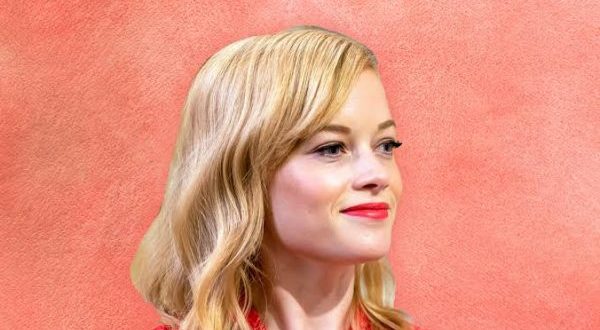 Jane Levy, Amerikalı sinema ve televizyon oyuncusudur. Özellikle komedi, korku ve drama türlerindeki başarılı performanslarıyla tanınan oyuncu, kariyerinin ilk döneminde gençlik dizileriyle dikkat çekmiş, daha sonra sinema dünyasında önemli roller üstlenmiştir.