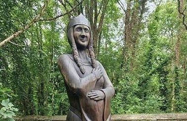 Isabel Marshal (1200-1240), 13. yüzyıl İngiltere'sinin önemli aristokrat kadınlarından biri ve Orta Çağ'ın güçlü Marshal ailesinin dikkat çekici üyelerindendir. Ünlü şövalye ve devlet adamı William Marshal, 1. Pembroke Kontu ile Isabel de Clare'in kızı olan Isabel, doğduğu andan itibaren İngiltere'nin en etkili soylu ailelerinden birinin mirasını taşıdı.