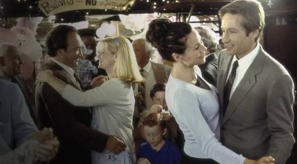 Kalbim Seninle (Return to Me), 2000 yılında gösterime giren, romantik komedi ile dramı bir araya getiren duygusal bir Amerikan filmidir. Yönetmenliğini ve başrollerden birini Bonnie Hunt'ın üstlendiği yapımda David Duchovny ve Minnie Driver başrolleri paylaşır. Chicago'nun kendine özgü atmosferini hikâyenin merkezine alan film; aşk, kayıp, yas, ikinci şans ve hayatın beklenmedik biçimde insanları birbirine bağlaması gibi temalar üzerinden ilerler.