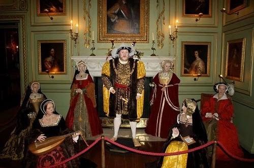 Tudor Hanedanı, İngiltere tarihinin en önemli ve en çok araştırılan kraliyet hanedanlarından biridir. 15. yüzyılın sonlarından 17. yüzyılın başlarına kadar İngiltere tahtında bulunan Tudorlar, ülkenin siyasi, dini, ekonomik ve kültürel yapısında köklü değişimlere yol açmıştır.