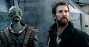 Falling Skies, Robert Rodat tarafından yaratılan ve Steven Spielberg'in yapımcıları arasında yer aldığı, 2011 yapımı Amerikan bilimkurgu drama dizisidir. DreamWorks Television imzalı yapım, TNT ekranlarında izleyiciyle buluşmuş ve uzaylı istilasını yalnızca büyük ölçekli savaş sahneleri üzerinden anlatmak yerine, istilanın ardından hayatta kalmaya çalışan insanların psikolojisine, aile ilişkilerine ve örgütlenme çabalarına da odaklanmıştır.