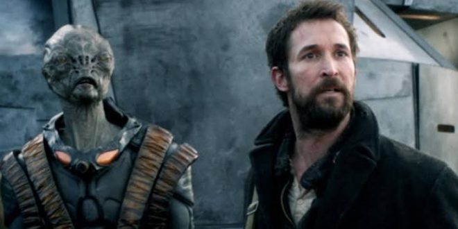 Falling Skies, Robert Rodat tarafından yaratılan ve Steven Spielberg'in yapımcıları arasında yer aldığı, 2011 yapımı Amerikan bilimkurgu drama dizisidir. DreamWorks Television imzalı yapım, TNT ekranlarında izleyiciyle buluşmuş ve uzaylı istilasını yalnızca büyük ölçekli savaş sahneleri üzerinden anlatmak yerine, istilanın ardından hayatta kalmaya çalışan insanların psikolojisine, aile ilişkilerine ve örgütlenme çabalarına da odaklanmıştır.