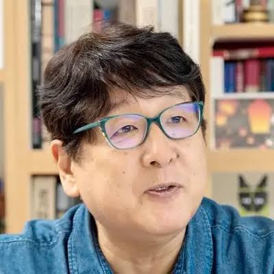 Takashi Nagasaki, Japon manga sektöründe yazarlık, senaristlik, editörlük ve yapımcılık gibi farklı görevler üstlenmiş çok yönlü bir yaratıcıdır. Özellikle dünyaca ünlü mangaka Naoki Urasawa ile gerçekleştirdiği uzun soluklu çalışmalarla tanınan Nagasaki; Master Keaton, 20th Century Boys, PLUTO ve Billy Bat gibi önemli eserlerin ortaya çıkışında etkili olmuştur.