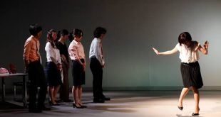 Japon tiyatrosu tarihi, bin yılı aşkın bir süre boyunca din, saray kültürü, halk eğlenceleri, savaşçı sınıfı, şehir yaşamı ve modernleşme gibi farklı toplumsal dinamiklerin etkisiyle şekillenmiş zengin bir sanat geleneğini ifade eder. Japonya'nın tiyatro kültürü yalnızca sahnede oynanan oyunlardan oluşmaz; müzik, dans, şiir, kukla, maske, ritüel, kostüm ve beden kullanımını bir araya getiren çok katmanlı bir yapıya sahiptir.