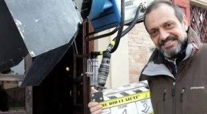 İtalyan sinema ve televizyon dünyasında uzun yıllara yayılan kariyeriyle tanınan Francesco Vicario, özellikle televizyon dizileri, komedi yapımları ve aile temalı projelerdeki yönetmenliğiyle öne çıkan isimlerden biridir. Roma'da dünyaya gelen Vicario, sinema dünyasına yabancı olmayan bir aile ortamında yetişmiş ve kariyerinin önemli bölümünü İtalyan televizyonunun gelişimine paralel olarak sürdürmüştür.
