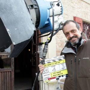İtalyan sinema ve televizyon dünyasında uzun yıllara yayılan kariyeriyle tanınan Francesco Vicario, özellikle televizyon dizileri, komedi yapımları ve aile temalı projelerdeki yönetmenliğiyle öne çıkan isimlerden biridir. Roma'da dünyaya gelen Vicario, sinema dünyasına yabancı olmayan bir aile ortamında yetişmiş ve kariyerinin önemli bölümünü İtalyan televizyonunun gelişimine paralel olarak sürdürmüştür.
