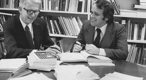 Enerji ekonomisi, uluslararası işletmecilik ve kurumsal yönetim alanlarının kesişiminde çalışmalar yapan Robert B. Stobaugh, özellikle Harvard Business School'daki akademik kariyeriyle tanınan Amerikalı eğitimci ve araştırmacılardan biridir. Mühendislik eğitimiyle başladığı meslek hayatını büyük şirketlerdeki deneyimleriyle şekillendiren Stobaugh, daha sonra işletme akademisine yönelmiş ve enerji politikalarından çok uluslu şirketlere kadar uzanan geniş bir araştırma alanı oluşturmuştur.