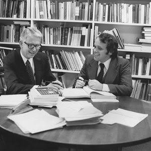 Enerji ekonomisi, uluslararası işletmecilik ve kurumsal yönetim alanlarının kesişiminde çalışmalar yapan Robert B. Stobaugh, özellikle Harvard Business School'daki akademik kariyeriyle tanınan Amerikalı eğitimci ve araştırmacılardan biridir. Mühendislik eğitimiyle başladığı meslek hayatını büyük şirketlerdeki deneyimleriyle şekillendiren Stobaugh, daha sonra işletme akademisine yönelmiş ve enerji politikalarından çok uluslu şirketlere kadar uzanan geniş bir araştırma alanı oluşturmuştur.