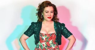 Hollywood'da bazı oyuncular belirli bir karakterle veya tek bir film türüyle özdeşleşirken, bazıları kariyerleri boyunca farklı alanlara yönelerek çok daha geniş bir iz bırakır. Jennifer Tilly, bu ikinci gruba dahil olan dikkat çekici sanatçılardan biridir. Kendine özgü sesi, komediye yatkın oyunculuğu ve güçlü ekran karakterleriyle tanınan Tilly; sinema, televizyon, tiyatro ve seslendirme alanlarında uzun yıllar boyunca çalışmalar gerçekleştirmiştir.