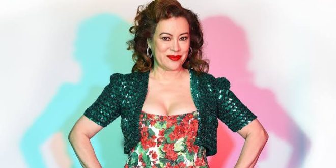 Hollywood'da bazı oyuncular belirli bir karakterle veya tek bir film türüyle özdeşleşirken, bazıları kariyerleri boyunca farklı alanlara yönelerek çok daha geniş bir iz bırakır. Jennifer Tilly, bu ikinci gruba dahil olan dikkat çekici sanatçılardan biridir. Kendine özgü sesi, komediye yatkın oyunculuğu ve güçlü ekran karakterleriyle tanınan Tilly; sinema, televizyon, tiyatro ve seslendirme alanlarında uzun yıllar boyunca çalışmalar gerçekleştirmiştir.