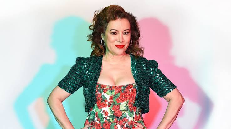 Hollywood'da bazı oyuncular belirli bir karakterle veya tek bir film türüyle özdeşleşirken, bazıları kariyerleri boyunca farklı alanlara yönelerek çok daha geniş bir iz bırakır. Jennifer Tilly, bu ikinci gruba dahil olan dikkat çekici sanatçılardan biridir. Kendine özgü sesi, komediye yatkın oyunculuğu ve güçlü ekran karakterleriyle tanınan Tilly; sinema, televizyon, tiyatro ve seslendirme alanlarında uzun yıllar boyunca çalışmalar gerçekleştirmiştir.