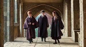 Harry Potter ve Sırlar Odası, 2002 yılında vizyona giren ve Harry Potter sinema serisinin ikinci halkasını oluşturan fantastik macera filmidir. Yönetmenliğini Chris Columbus’un üstlendiği yapım, J. K. Rowling’in aynı adlı romanından Steve Kloves tarafından sinemaya uyarlanmıştır. Daniel Radcliffe, Rupert Grint ve Emma Watson’ın başrollerini paylaştığı film; Hogwarts Cadılık ve Büyücülük Okulu’nda yaşanan gizemli olaylar, geçmişten gelen karanlık bir tehdit ve Harry’nin giderek büyüyen sorumlulukları etrafında şekillenir.