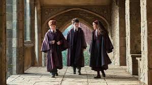 Harry Potter ve Sırlar Odası, 2002 yılında vizyona giren ve Harry Potter sinema serisinin ikinci halkasını oluşturan fantastik macera filmidir. Yönetmenliğini Chris Columbus’un üstlendiği yapım, J. K. Rowling’in aynı adlı romanından Steve Kloves tarafından sinemaya uyarlanmıştır. Daniel Radcliffe, Rupert Grint ve Emma Watson’ın başrollerini paylaştığı film; Hogwarts Cadılık ve Büyücülük Okulu’nda yaşanan gizemli olaylar, geçmişten gelen karanlık bir tehdit ve Harry’nin giderek büyüyen sorumlulukları etrafında şekillenir.