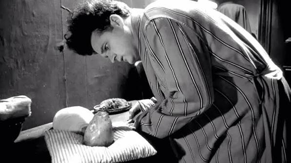 David Lynch’in ilk uzun metrajlı filmi Eraserhead, 1977 yılında izleyiciyle buluştuğunda alışılmış sinema anlatılarının oldukça dışında duran, karanlık ve deneysel bir yapıyla dikkat çekti. Aradan geçen yıllar içinde film, yalnızca Lynch sinemasının başlangıç noktalarından biri olarak değil, aynı zamanda Amerikan bağımsız sinemasının en etkileyici kült yapımlarından biri olarak değerlendirildi. Eraserhead, kolay açıklanan bir hikâye anlatmak yerine seyircisini huzursuz edici bir atmosferin içine çeken, görüntüleri ve sesleriyle anlam üreten sıra dışı bir film.