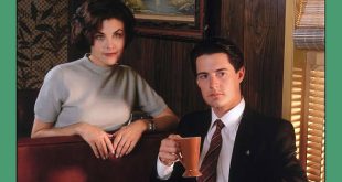 İkiz Tepeler (Twin Peaks), 1990 yılında ekranlara geldiğinde televizyon dizilerinin anlatım sınırlarını zorlayan, polisiye gizem ile korku, dram, kara mizah ve sürrealizmi aynı potada eriten sıra dışı bir yapım olarak öne çıktı. David Lynch ve Mark Frost tarafından yaratılan dizi, yalnızca bir cinayetin çözülmesini anlatmakla kalmayıp küçük bir Amerikan kasabasının görünürdeki huzurunun altında saklanan karanlık dünyayı da mercek altına alır.