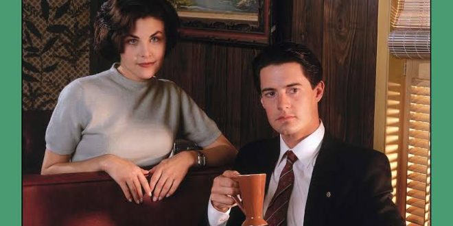 İkiz Tepeler (Twin Peaks), 1990 yılında ekranlara geldiğinde televizyon dizilerinin anlatım sınırlarını zorlayan, polisiye gizem ile korku, dram, kara mizah ve sürrealizmi aynı potada eriten sıra dışı bir yapım olarak öne çıktı. David Lynch ve Mark Frost tarafından yaratılan dizi, yalnızca bir cinayetin çözülmesini anlatmakla kalmayıp küçük bir Amerikan kasabasının görünürdeki huzurunun altında saklanan karanlık dünyayı da mercek altına alır.