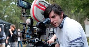 Hollywood'da bazı yönetmenler belirli bir türle özdeşleşirken bazıları kariyerleri boyunca farklı sinema alanlarını deneyerek kendilerine özgü bir yol oluşturur. Chris Weitz ikinci gruba dahil olan, komediyle başladığı kariyerini fantastik sinema, gençlik filmleri, dram, tarihsel gerilim ve büyük bütçeli Hollywood projeleriyle genişleten çok yönlü bir sinemacıdır.