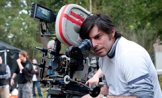 Hollywood'da bazı yönetmenler belirli bir türle özdeşleşirken bazıları kariyerleri boyunca farklı sinema alanlarını deneyerek kendilerine özgü bir yol oluşturur. Chris Weitz ikinci gruba dahil olan, komediyle başladığı kariyerini fantastik sinema, gençlik filmleri, dram, tarihsel gerilim ve büyük bütçeli Hollywood projeleriyle genişleten çok yönlü bir sinemacıdır.