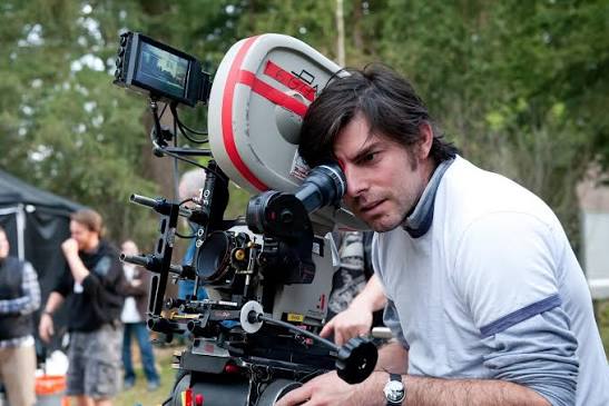 Hollywood'da bazı yönetmenler belirli bir türle özdeşleşirken bazıları kariyerleri boyunca farklı sinema alanlarını deneyerek kendilerine özgü bir yol oluşturur. Chris Weitz ikinci gruba dahil olan, komediyle başladığı kariyerini fantastik sinema, gençlik filmleri, dram, tarihsel gerilim ve büyük bütçeli Hollywood projeleriyle genişleten çok yönlü bir sinemacıdır.