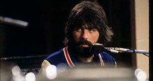 Amerikan komedi dünyasının üretken isimlerinden Michael McDonald, stand-up sahnesindeki performanslarının yanı sıra televizyon, sinema, senaristlik ve yönetmenlik çalışmalarıyla tanınan çok yönlü bir sanatçıdır. Özellikle uzun yıllar boyunca MADtv kadrosunda yer alması ve burada yarattığı renkli karakterlerle geniş bir hayran kitlesine ulaşan McDonald, kariyerini tek bir televizyon programının sınırları içinde bırakmamıştır.