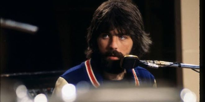 Amerikan komedi dünyasının üretken isimlerinden Michael McDonald, stand-up sahnesindeki performanslarının yanı sıra televizyon, sinema, senaristlik ve yönetmenlik çalışmalarıyla tanınan çok yönlü bir sanatçıdır. Özellikle uzun yıllar boyunca MADtv kadrosunda yer alması ve burada yarattığı renkli karakterlerle geniş bir hayran kitlesine ulaşan McDonald, kariyerini tek bir televizyon programının sınırları içinde bırakmamıştır.
