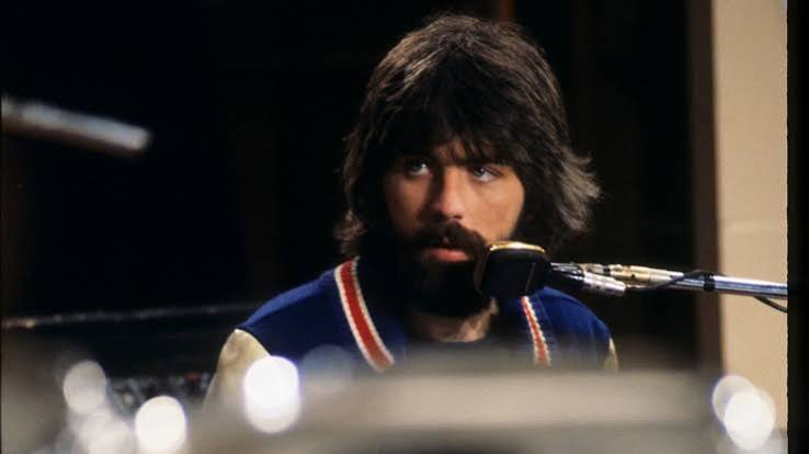 Amerikan komedi dünyasının üretken isimlerinden Michael McDonald, stand-up sahnesindeki performanslarının yanı sıra televizyon, sinema, senaristlik ve yönetmenlik çalışmalarıyla tanınan çok yönlü bir sanatçıdır. Özellikle uzun yıllar boyunca MADtv kadrosunda yer alması ve burada yarattığı renkli karakterlerle geniş bir hayran kitlesine ulaşan McDonald, kariyerini tek bir televizyon programının sınırları içinde bırakmamıştır.