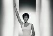 Whitney Houston, olağanüstü vokal gücü, etkileyici sahne performansı ve duygusal şarkı yorumlarıyla dünya müzik tarihine damga vuran Amerikalı sanatçılardan biridir. Pop, soul, R&B ve gospel müziğini kendine özgü bir anlayışla birleştiren Houston, özellikle 1980'ler ve 1990'larda küresel müzik piyasasının en büyük kadın yıldızlarından biri haline geldi.