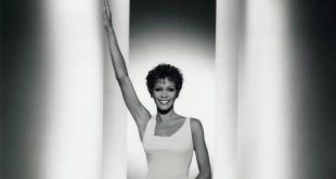 Whitney Houston, olağanüstü vokal gücü, etkileyici sahne performansı ve duygusal şarkı yorumlarıyla dünya müzik tarihine damga vuran Amerikalı sanatçılardan biridir. Pop, soul, R&B ve gospel müziğini kendine özgü bir anlayışla birleştiren Houston, özellikle 1980'ler ve 1990'larda küresel müzik piyasasının en büyük kadın yıldızlarından biri haline geldi.