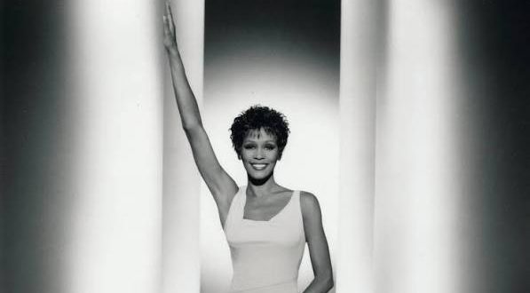 Whitney Houston, olağanüstü vokal gücü, etkileyici sahne performansı ve duygusal şarkı yorumlarıyla dünya müzik tarihine damga vuran Amerikalı sanatçılardan biridir. Pop, soul, R&B ve gospel müziğini kendine özgü bir anlayışla birleştiren Houston, özellikle 1980'ler ve 1990'larda küresel müzik piyasasının en büyük kadın yıldızlarından biri haline geldi.