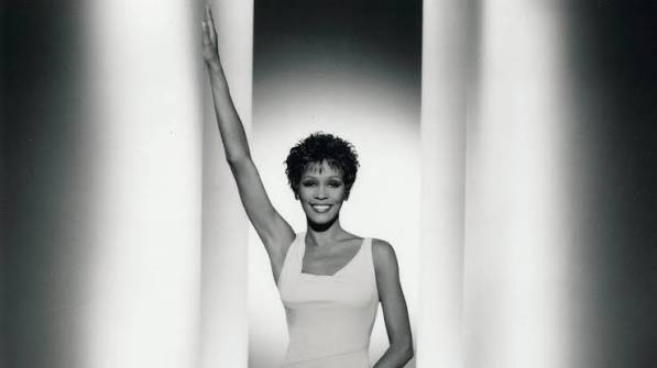 Whitney Houston, olağanüstü vokal gücü, etkileyici sahne performansı ve duygusal şarkı yorumlarıyla dünya müzik tarihine damga vuran Amerikalı sanatçılardan biridir. Pop, soul, R&B ve gospel müziğini kendine özgü bir anlayışla birleştiren Houston, özellikle 1980'ler ve 1990'larda küresel müzik piyasasının en büyük kadın yıldızlarından biri haline geldi.