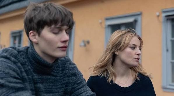 Love & Anarchy, özgün adıyla Kärlek & Anarki, 2020 yılında Netflix'te yayımlanan İsveç yapımı romantik komedi ve dram dizisidir. İlk bakışta merkezinde bir aşk hikâyesi bulunan eğlenceli bir yapım izlenimi veren dizi, ilerleyen bölümlerde modern yaşamın birey üzerindeki baskılarını, iş hayatındaki değişimi, evlilik kurumunu, kariyer beklentilerini ve özgür olma arzusunu daha belirgin biçimde gündeme getirir.