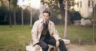 Pier Paolo Pasolini, İtalyan sinemasının en özgün, tartışmalı ve etkili yönetmenlerinden biridir. Ancak onu yalnızca bir film yönetmeni olarak tanımlamak, sanatçının çok yönlü kişiliğini anlamak için yeterli değildir. Pasolini aynı zamanda şair, yazar, senarist, gazeteci, düşünür ve entelektüel olarak 20. yüzyıl İtalya'sının kültürel ve siyasi tartışmalarında önemli bir rol üstlenmiştir.